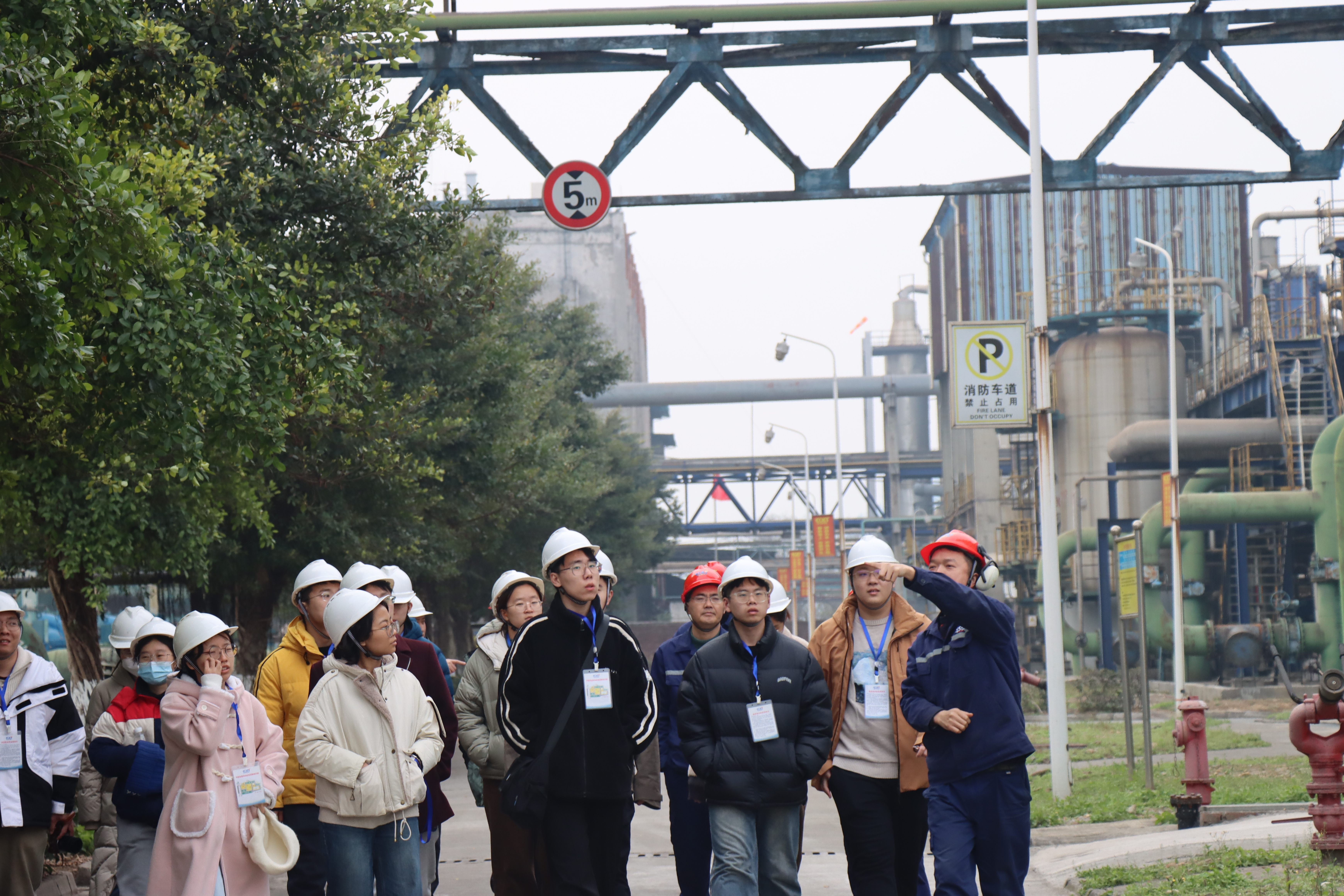 20240301-学思践悟启新程，挺膺担当绘青春——2024 年十大老牌网堵网址研究生寒假社会实践总结回顾-化工系、环境我司和化学系“清渝谋化”实践支队-支队成员实地参访化工企业.png